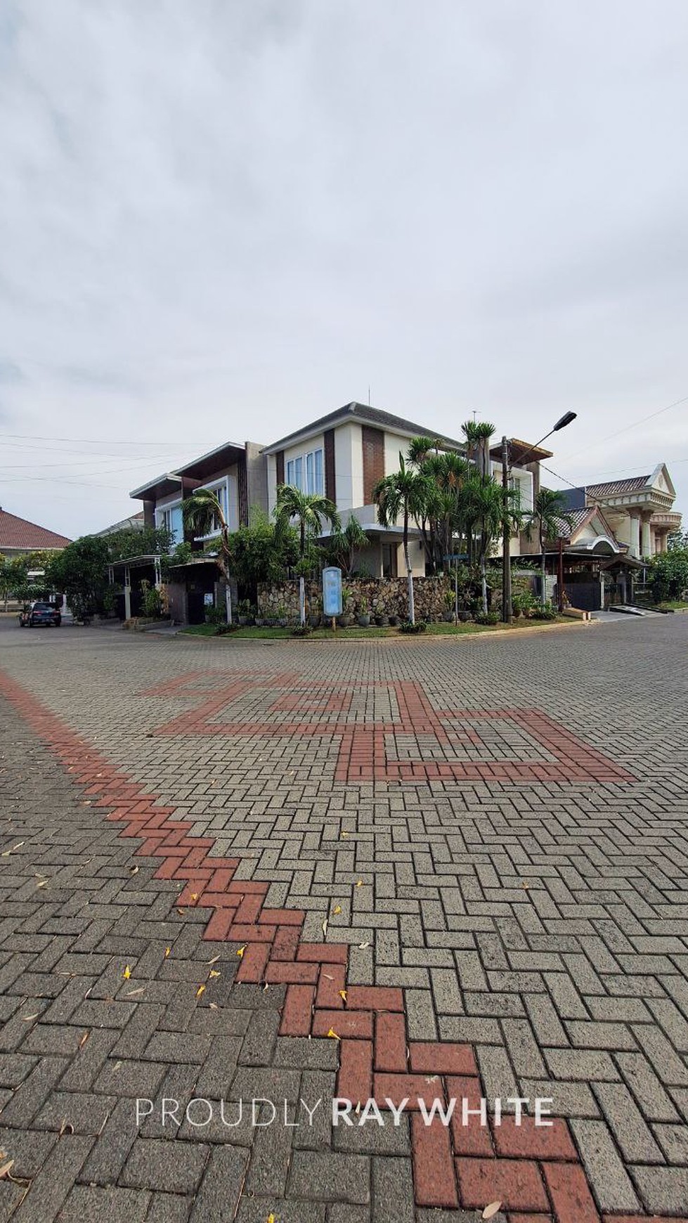 Rumah Semi Furnished Posisi Hook SHM Araya 1 Surabaya Timur