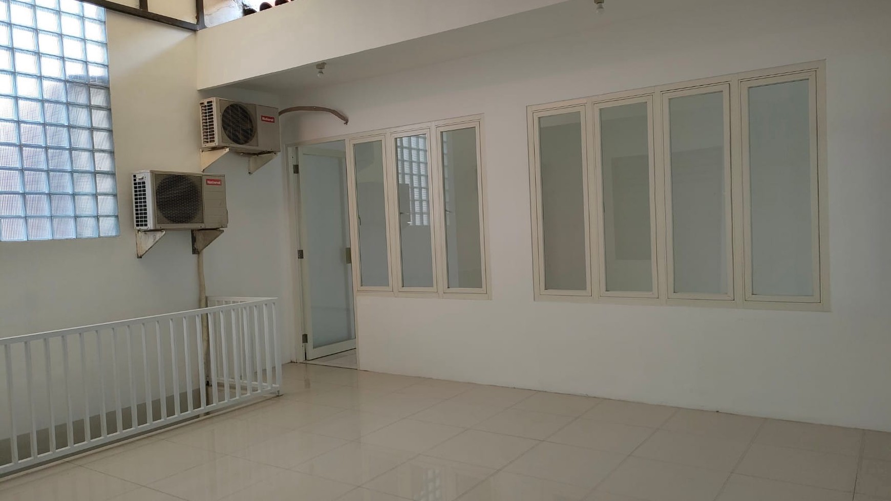 Rumah Elegan 2 Lantai Manyar Tompotika, Surabaya Timur 