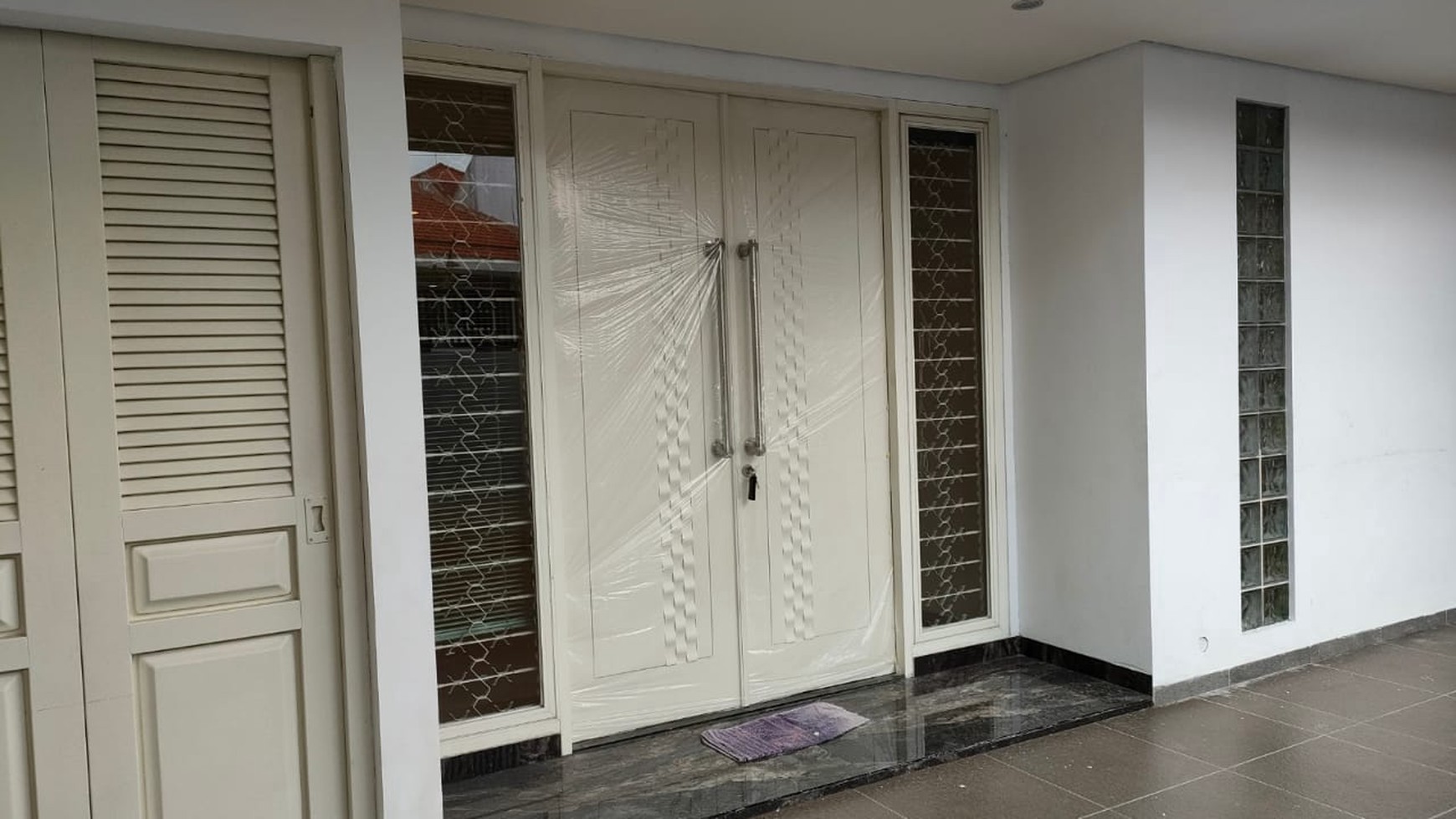 Rumah Elegan 2 Lantai Manyar Tompotika, Surabaya Timur 