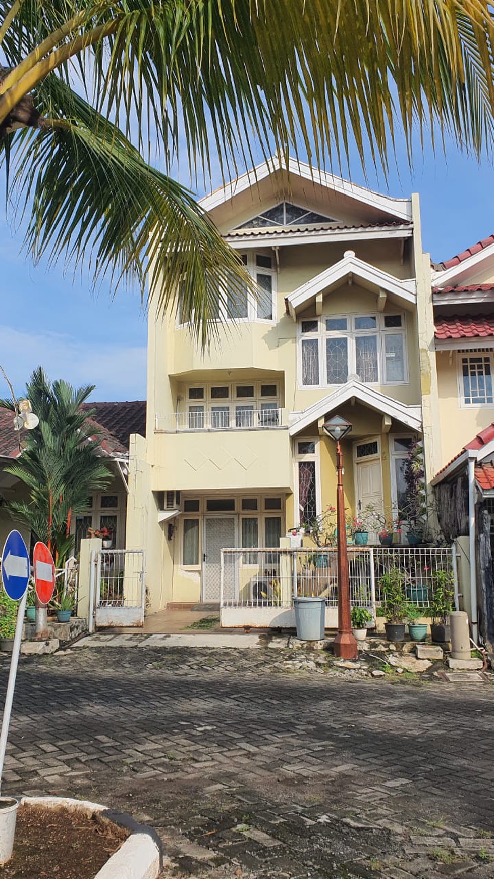 Rumah 3 Lantai dalam Perumahan dengan Lingkungan Asri @Rempoa