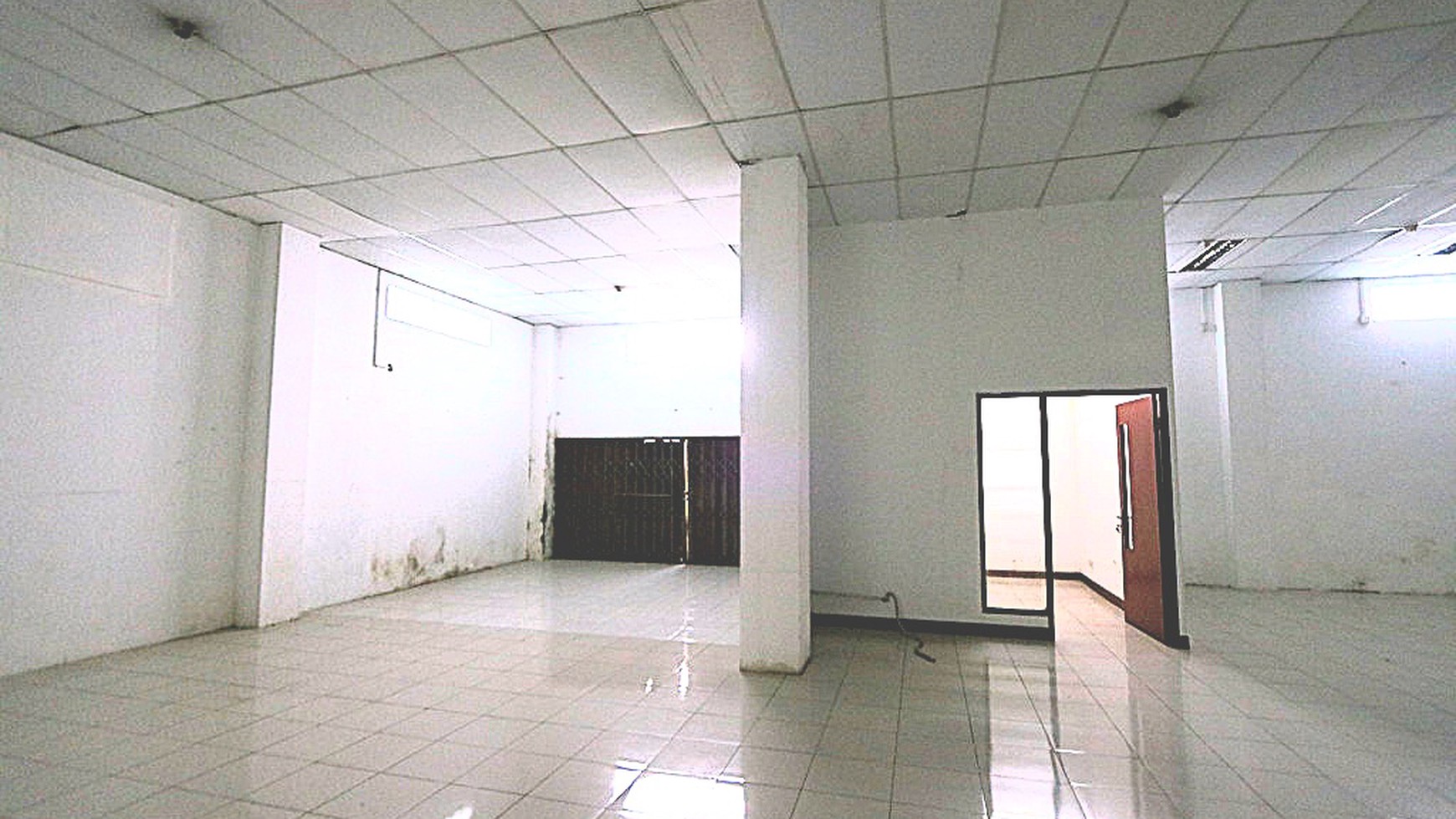 Disewakan gedung yang luas siap pakai di lokasi strategis Jalan Sholeh Iskandar Bogor, Cocok untuk Showroom, Klinik Kecantikan, Kantor Bank, Warehouse