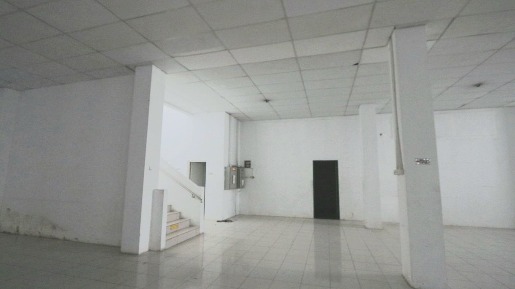 Disewakan gedung yang luas siap pakai di lokasi strategis Jalan Sholeh Iskandar Bogor, Cocok untuk Showroom, Klinik Kecantikan, Kantor Bank, Warehouse