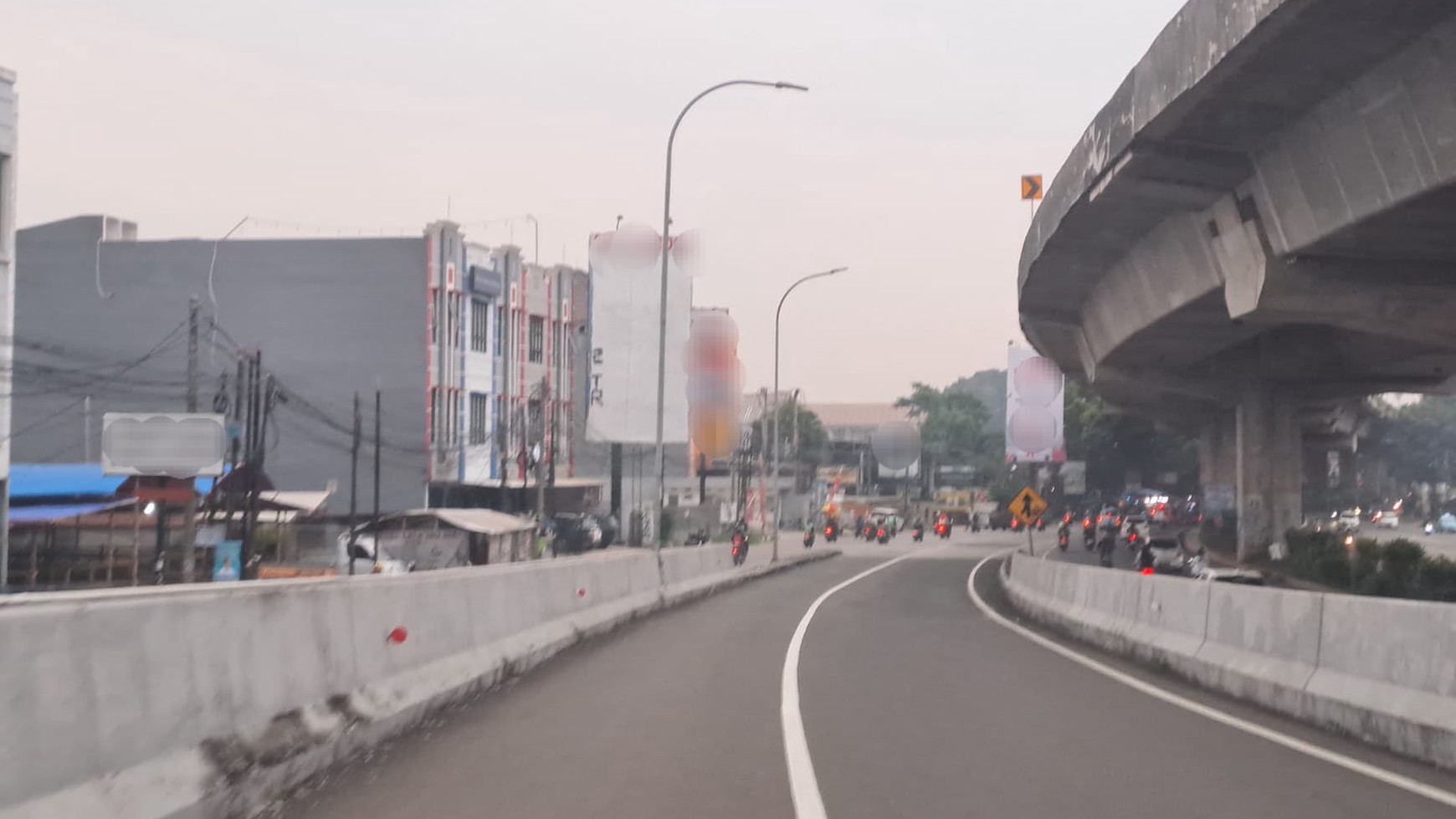 Disewakan gedung yang luas siap pakai di lokasi strategis Jalan Sholeh Iskandar Bogor, Cocok untuk Showroom, Klinik Kecantikan, Kantor Bank, Warehouse