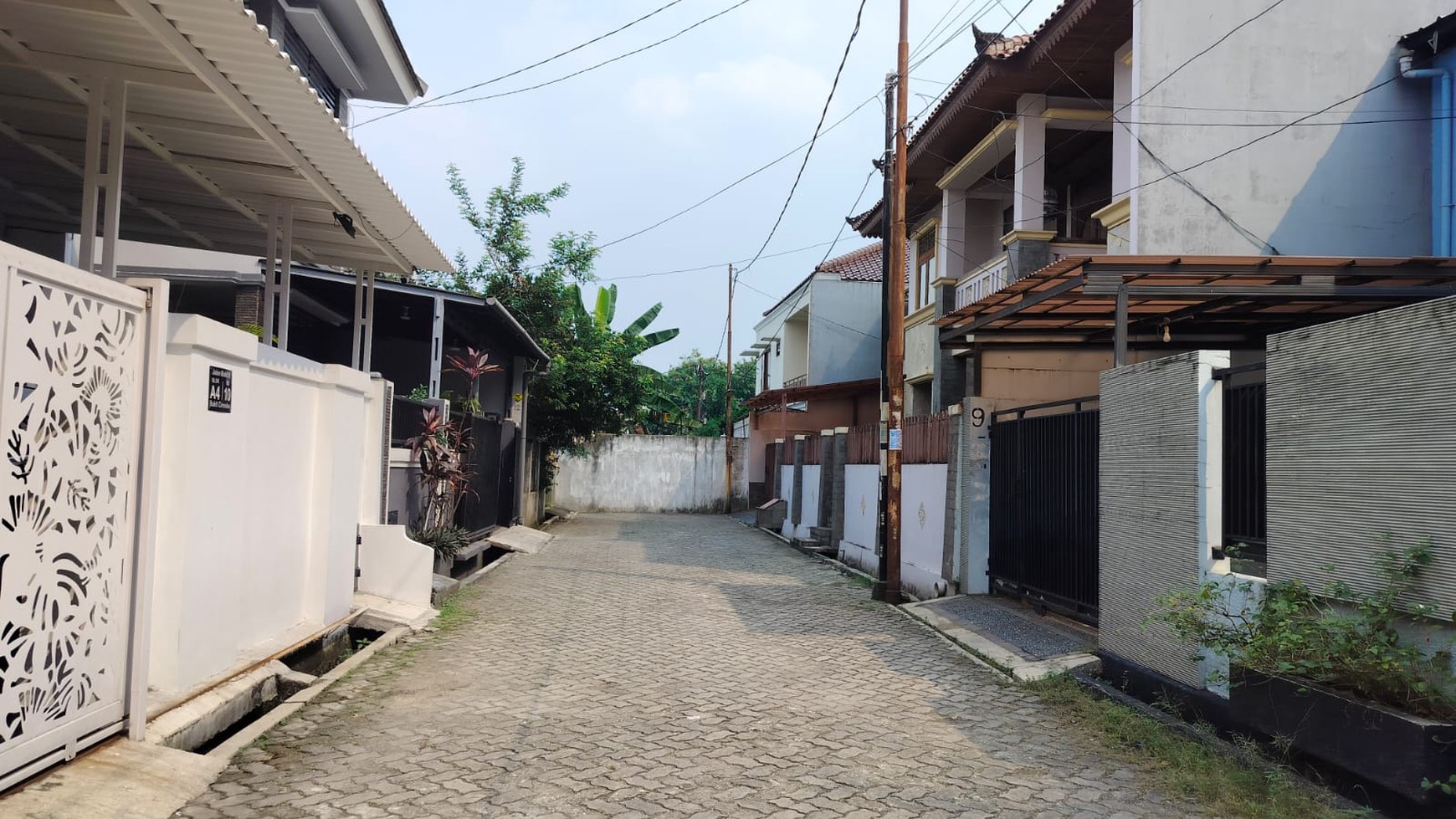 Rumah 2 M an berllokasi  di Bukit 9 Ciputat, kondisi terawat, berjarak 10 menit ke MRT Lebak Bulus, dekat dengan Lab  School Cireundeu