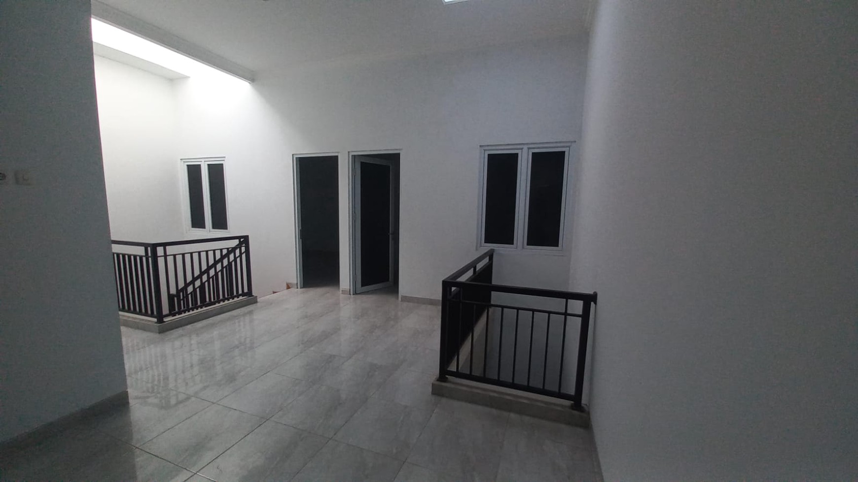 Rumah Gresh Minimalis Modern SHM Surabaya Timur