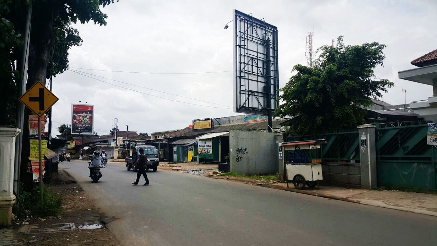 Disewakan Rumah Mewah dengan Halaman Luas dan Dekat Bintaro Jaya