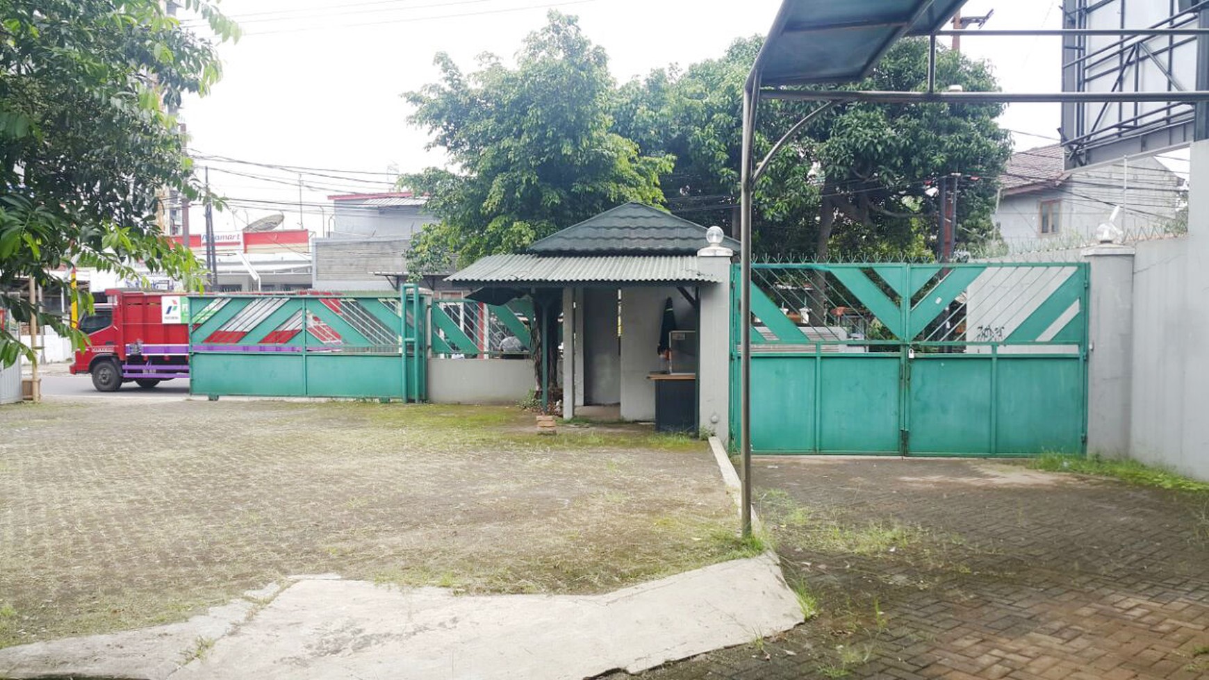 Disewakan Rumah Mewah dengan Halaman Luas dan Dekat Bintaro Jaya