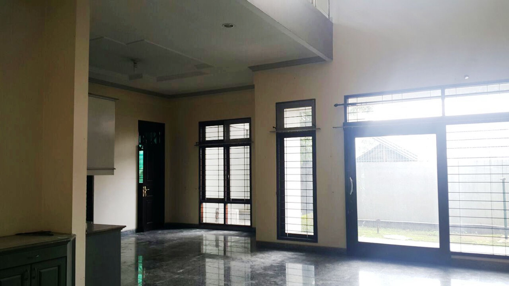 Disewakan Rumah Mewah dengan Halaman Luas dan Dekat Bintaro Jaya