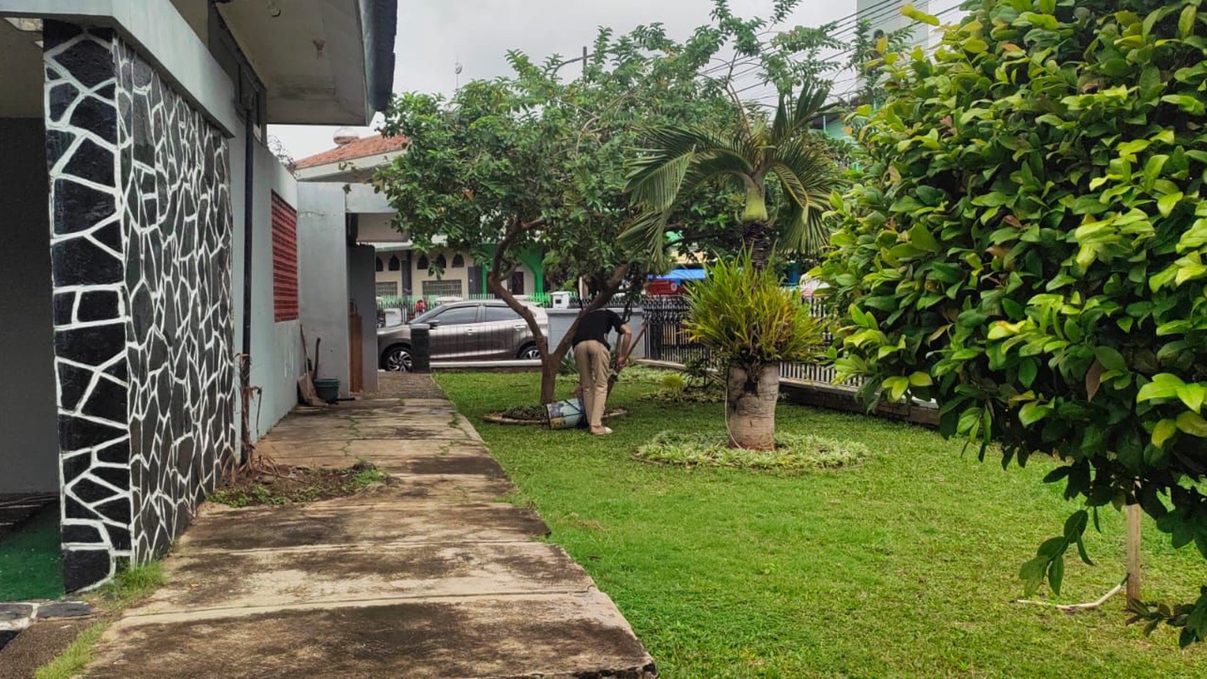 Rumah Dengan Halaman Depan Luas Di Pulo Gadung, Jakarta Timur