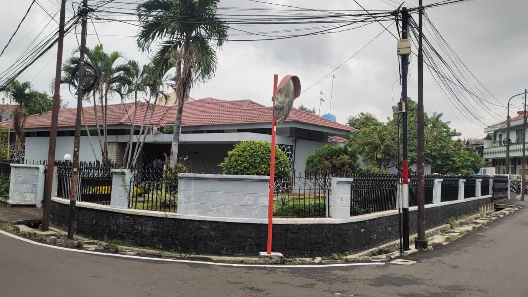 Rumah Dengan Halaman Depan Luas Di Pulo Gadung, Jakarta Timur