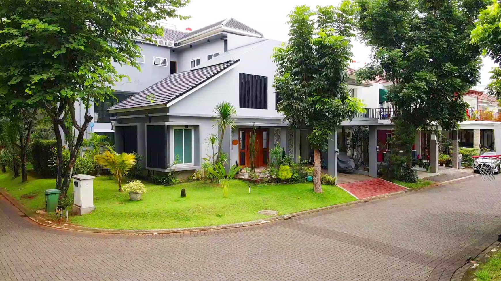 Rumah High Ceiling 3 Lantai Dengan Kolam Renang di Foresta Bsd