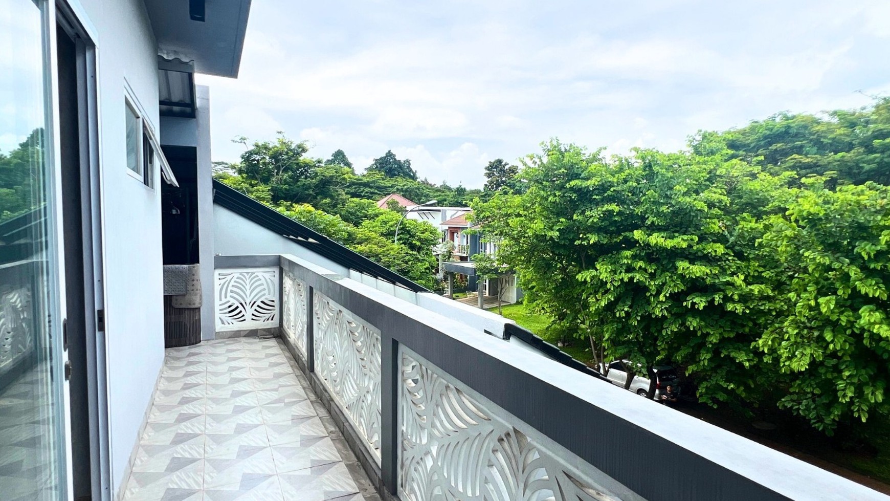 Rumah High Ceiling 3 Lantai Dengan Kolam Renang di Foresta Bsd