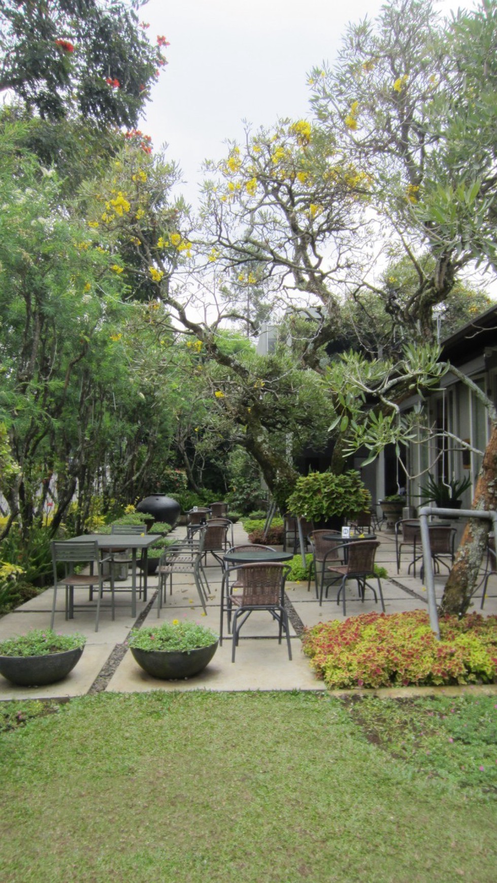 CAFE dan RUMAH di BANDUNG. Dijual berikut seluruh interior dan peralatan cafe