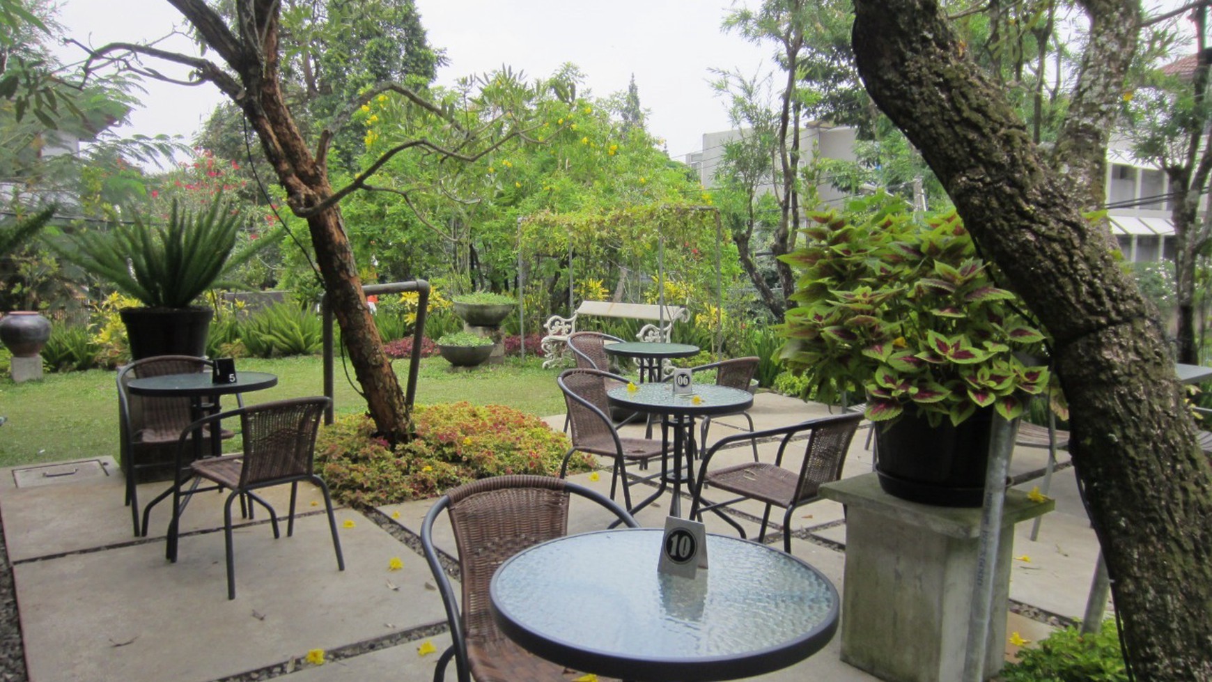 CAFE dan RUMAH di BANDUNG. Dijual berikut seluruh interior dan peralatan cafe