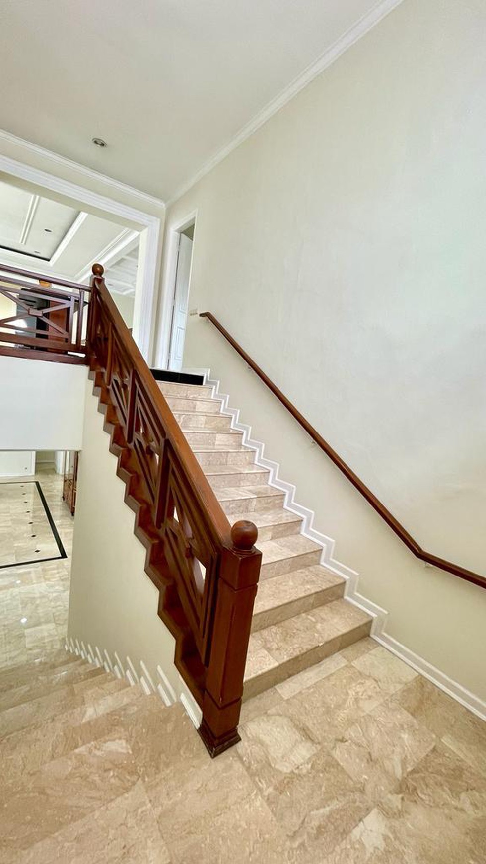 Rumah Mewah Siap Huni Asri di Jl. Kartika Utama, Pondok Indah, Jakarta Selatan