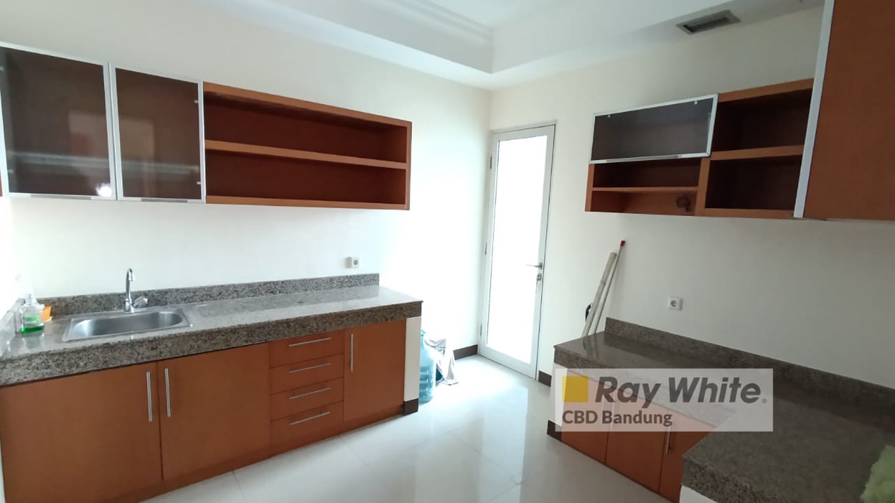 DIBAWAH NJOP! 4 BR SEMI FURNISHED APARTMENT GALERI CIUMBULEUIT TOWER 1