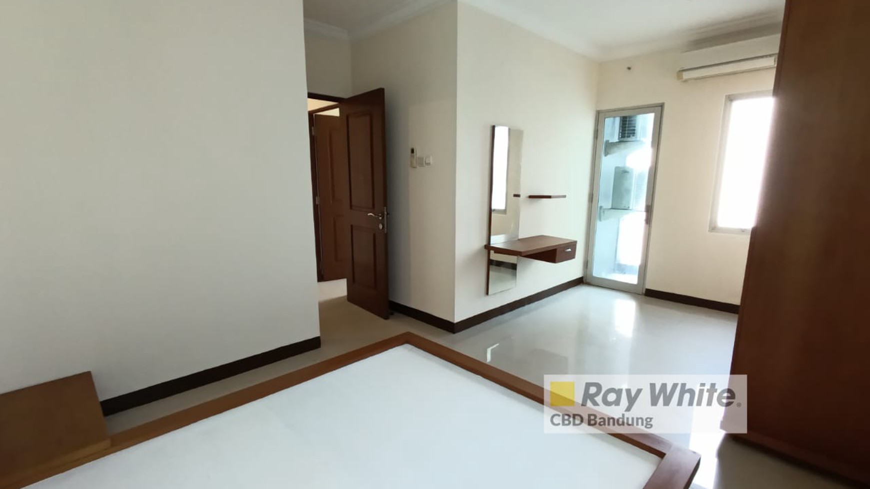 DIBAWAH NJOP! 4 BR SEMI FURNISHED APARTMENT GALERI CIUMBULEUIT TOWER 1