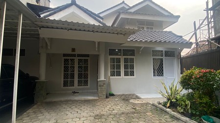 Disewakan Rumah Siap Huni Depan Taman dan Strategis @Bintaro Sektor 9