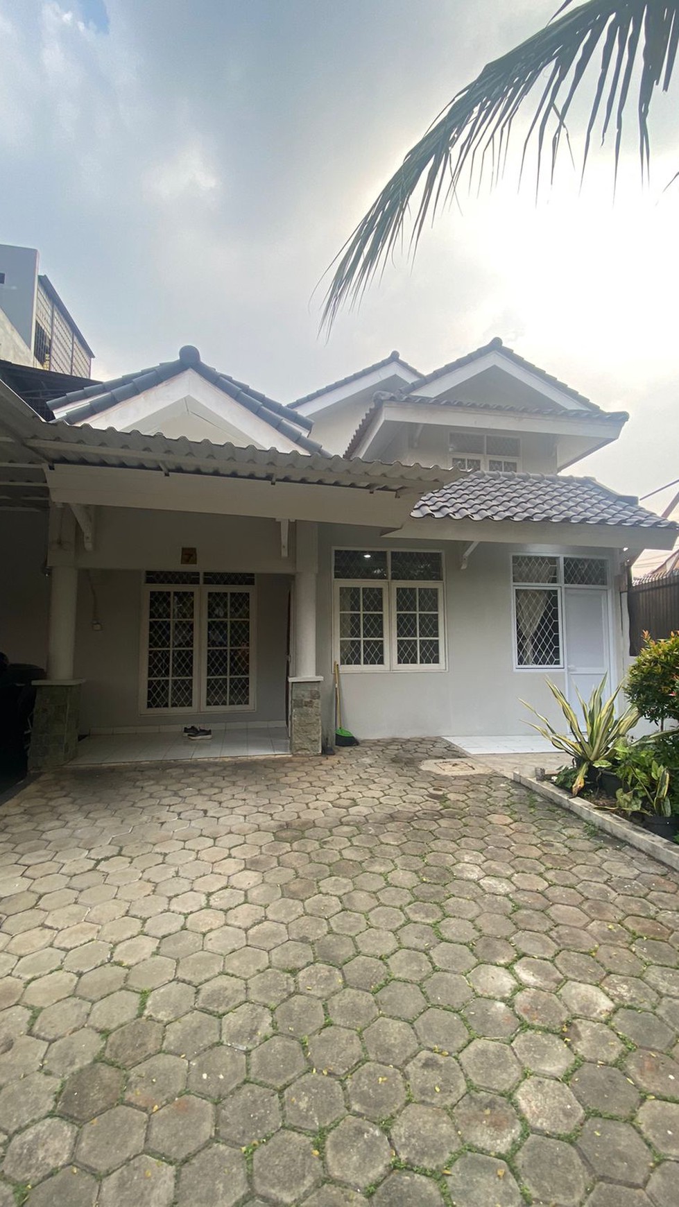 Disewakan Rumah Siap Huni Depan Taman dan Strategis @Bintaro Sektor 9