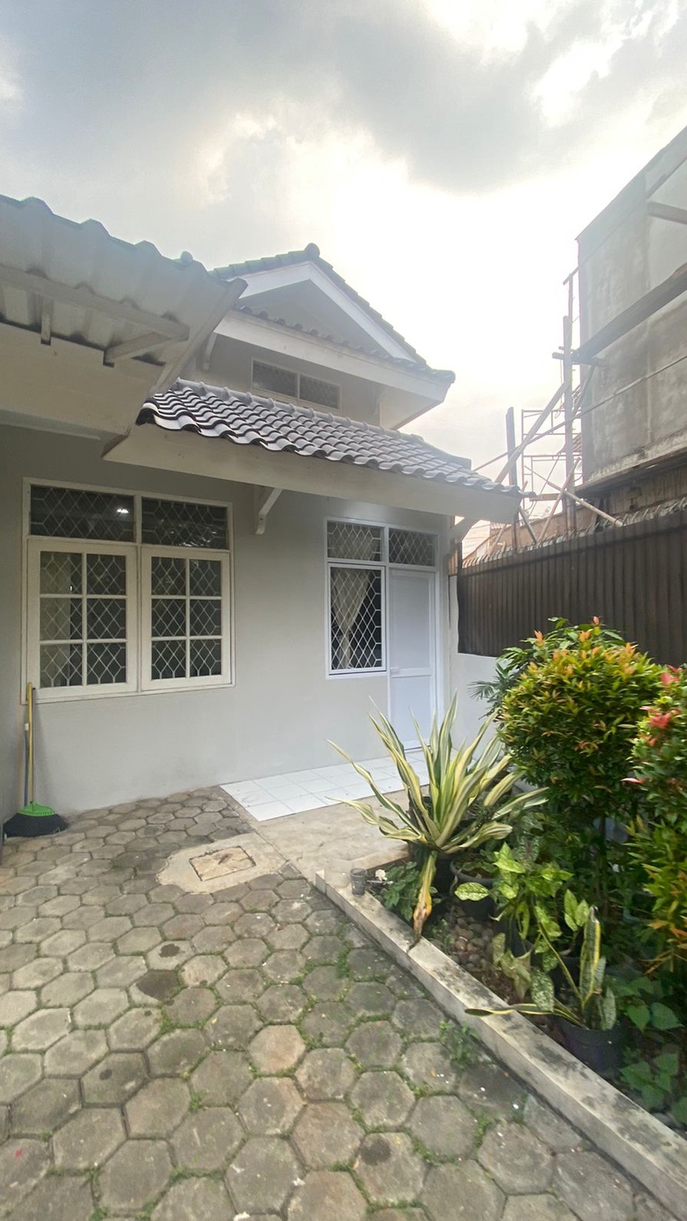 Disewakan Rumah Siap Huni Depan Taman dan Strategis @Bintaro Sektor 9