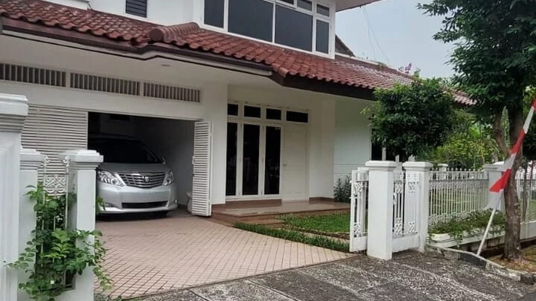 Rumah Asri di Area Premium Tebet, Lokasi depan Taman, Furnished, Bangunan Baru Selesai Renovasi