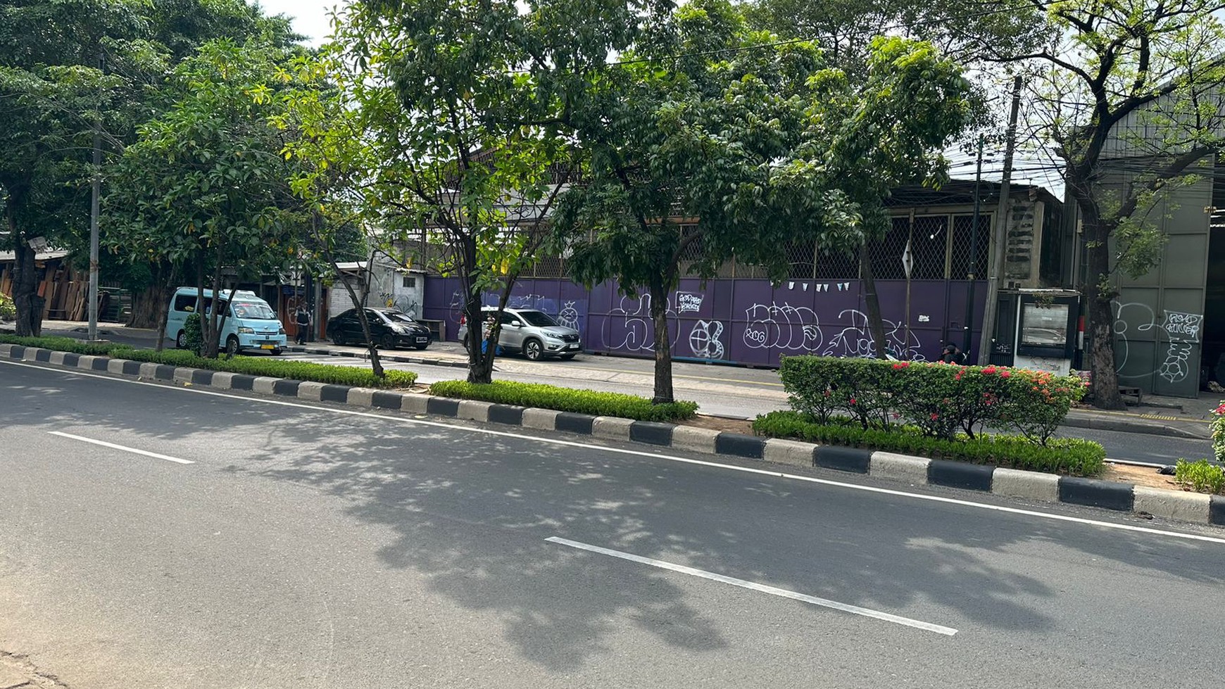 Dijual Gudang dan Kantor daerah komersial lokasi strategis di Jl Raya Bekasi, Jatinegara, Jakarta Timur.