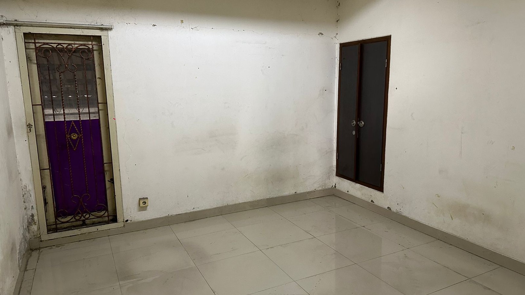 Dijual Gudang dan Kantor daerah komersial lokasi strategis di Jl Raya Bekasi, Jatinegara, Jakarta Timur.