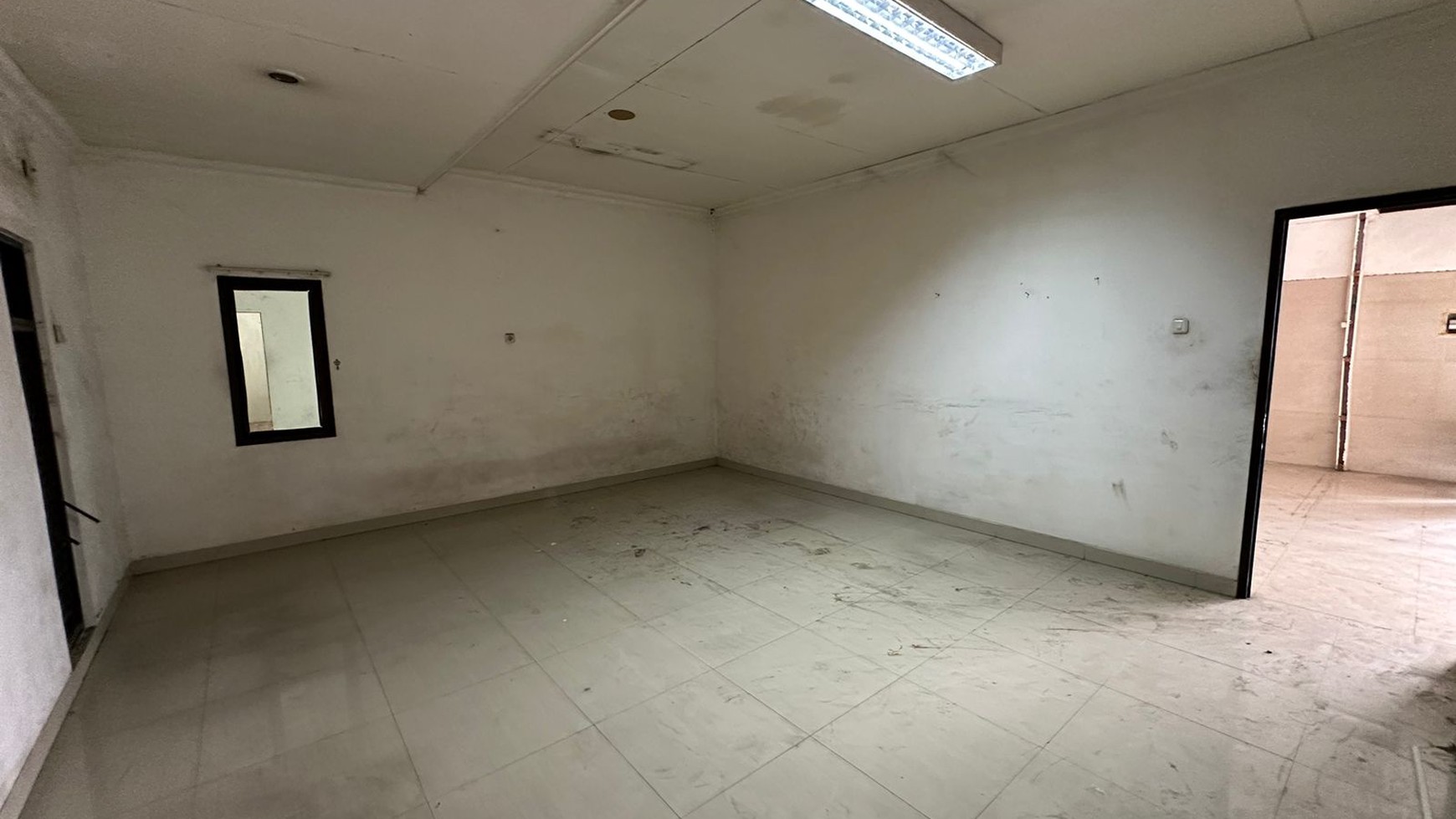 Dijual Gudang dan Kantor daerah komersial lokasi strategis di Jl Raya Bekasi, Jatinegara, Jakarta Timur.