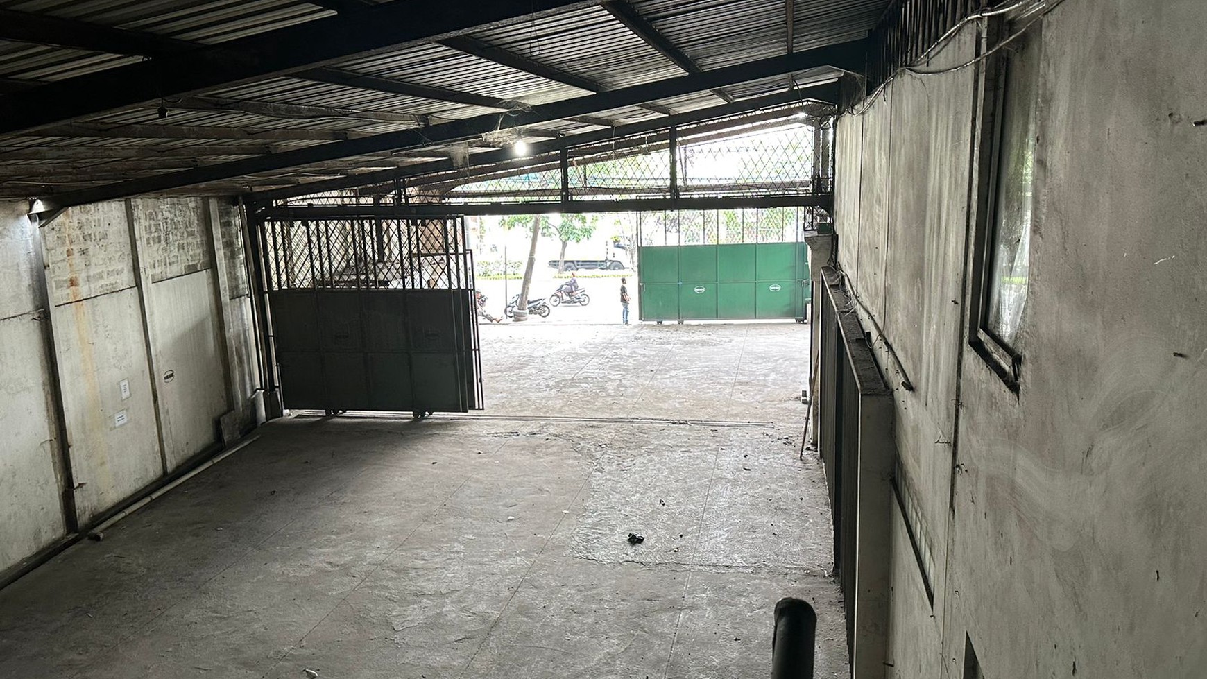 Dijual Gudang dan Kantor daerah komersial lokasi strategis di Jl Raya Bekasi, Jatinegara, Jakarta Timur.