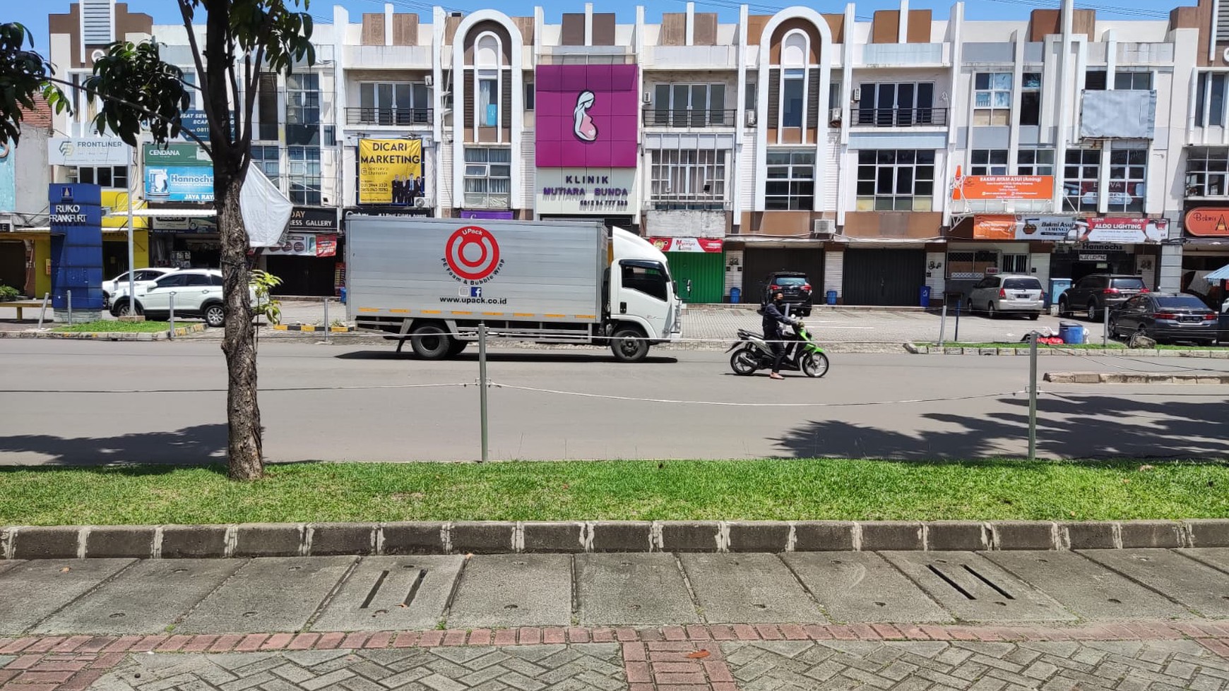 Ruko Gandeng 3 Lantai Hadap Jalan Raya dekat dengan Summarecon Mall Serpong 