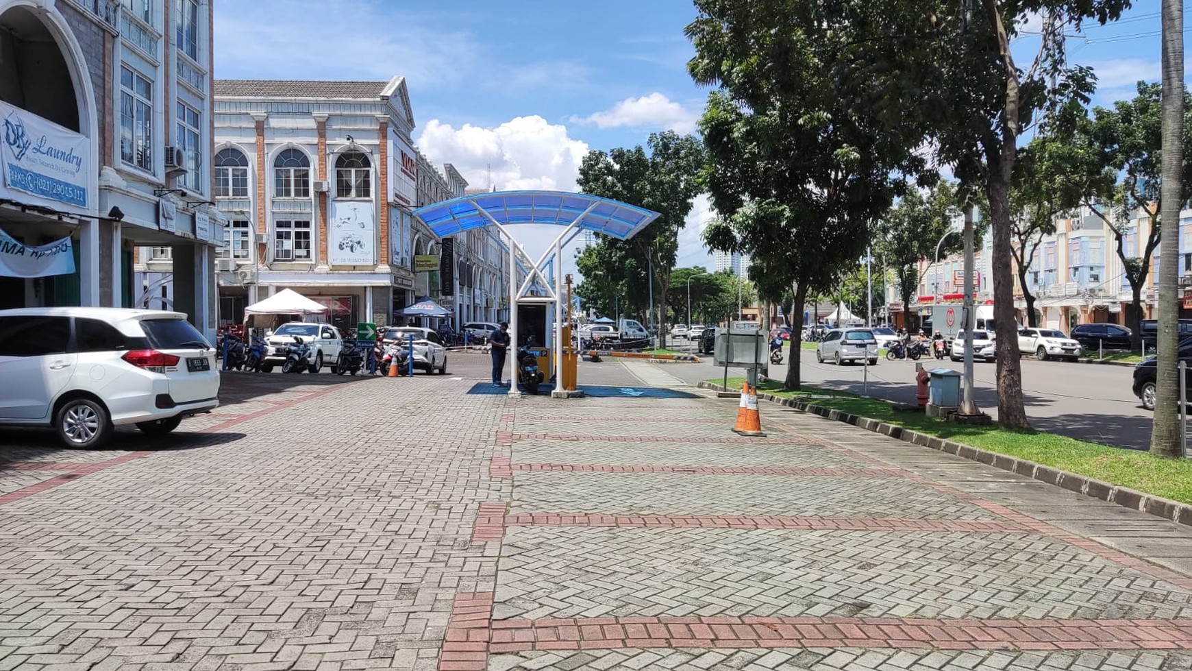 Ruko Gandeng 3 Lantai Hadap Jalan Raya dekat dengan Summarecon Mall Serpong 