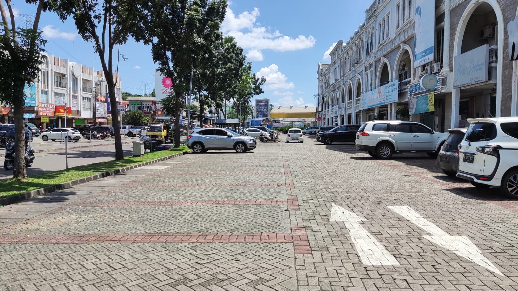 Ruko Gandeng 3 Lantai Hadap Jalan Raya dekat dengan Summarecon Mall Serpong 