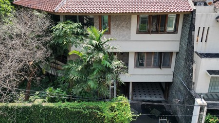 Rumah Classic 3 lantai di Simprug Garden Jakarta Selatan