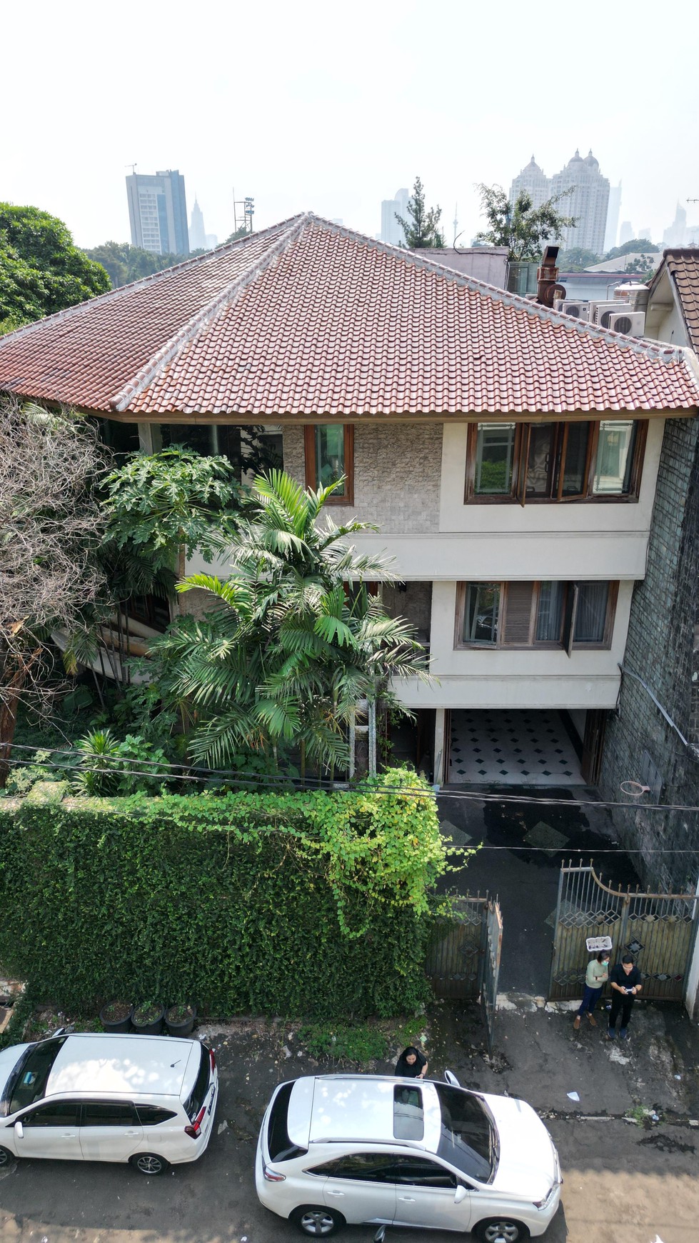 Rumah Classic 3 lantai di Simprug Garden Jakarta Selatan