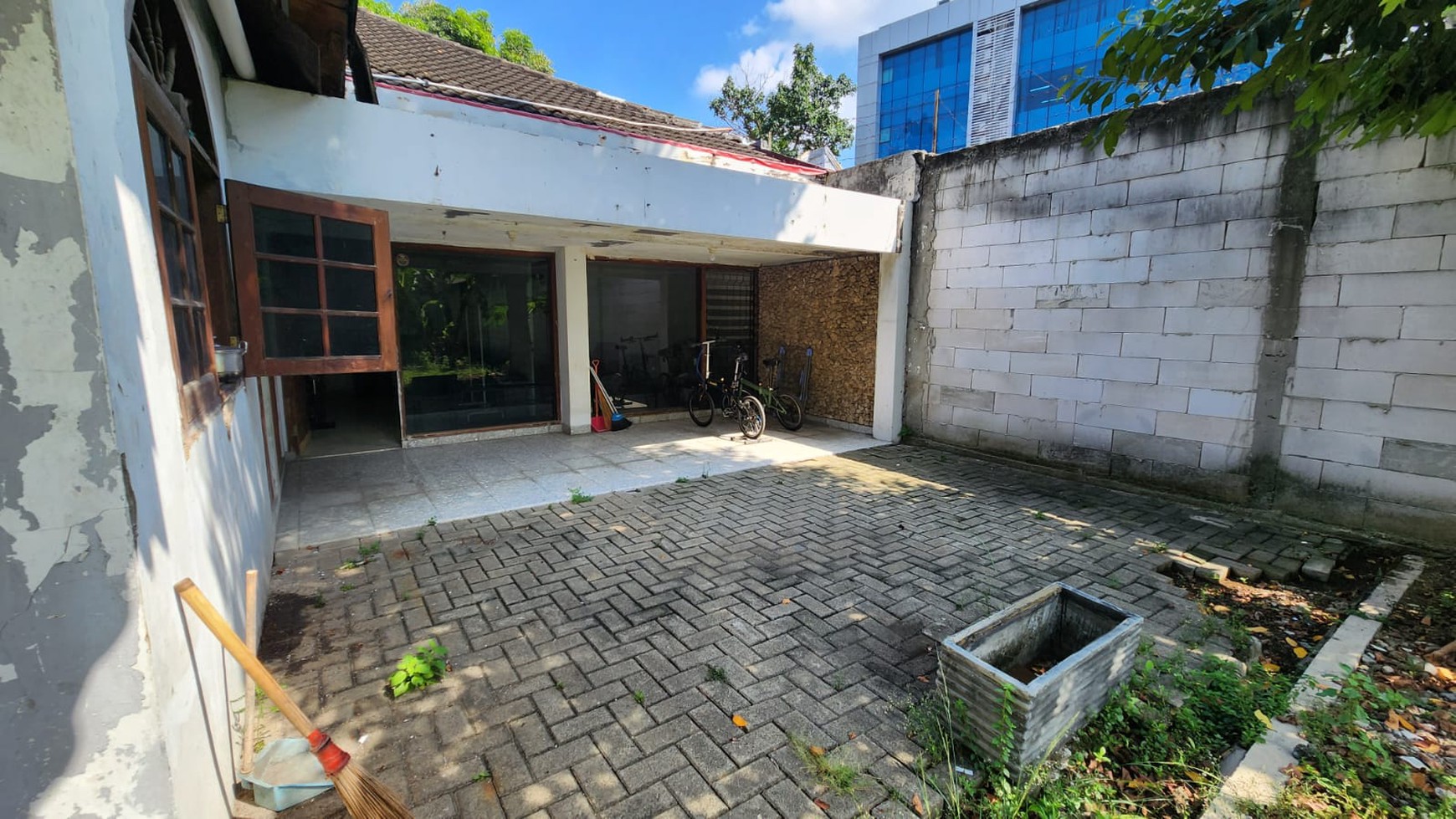 Dijual Rumah Lama di area Cikini, Jakarta Pusat. Cocok untuk bangun perkantoran/usaha.