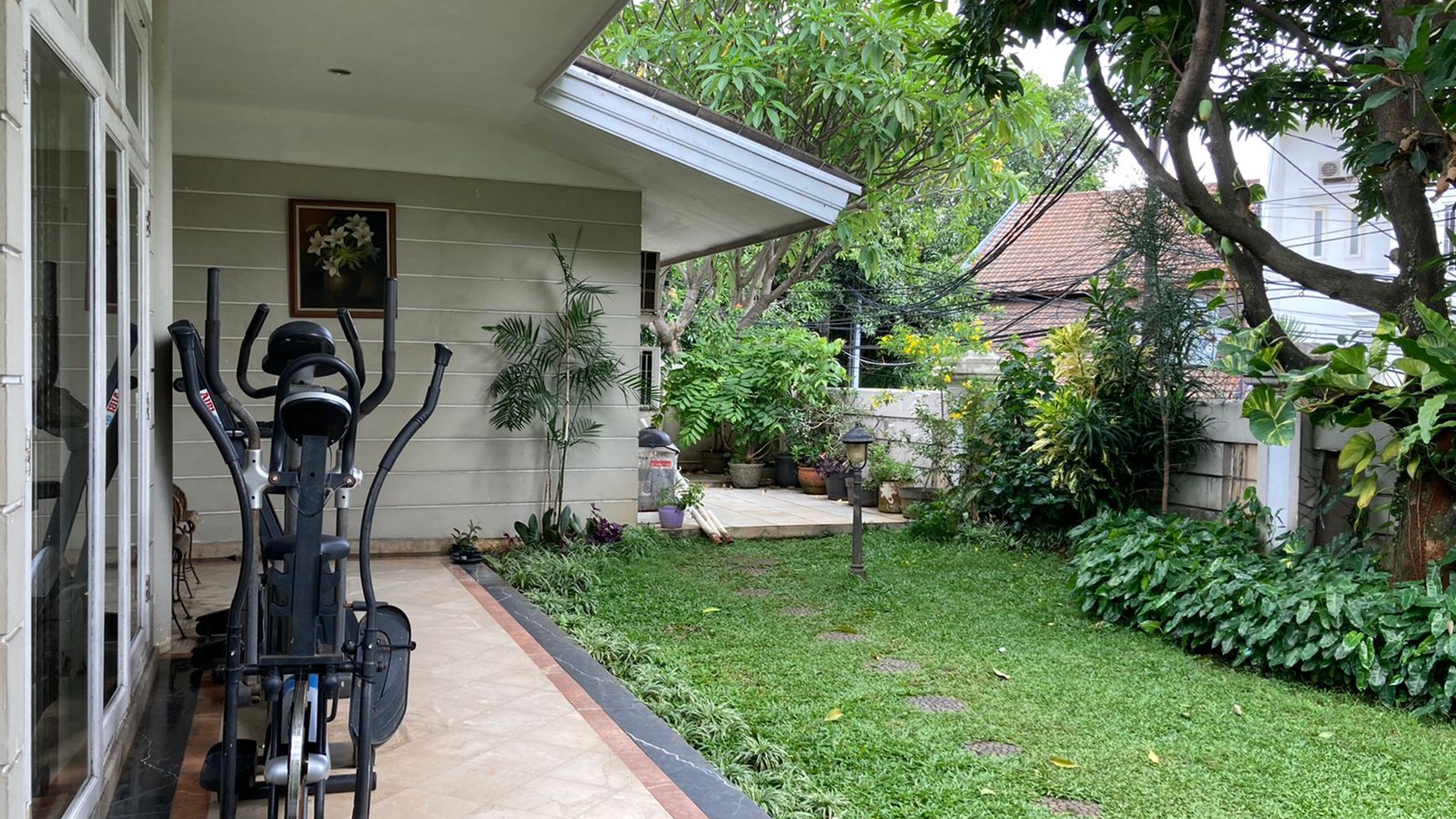 Dijual Rumah cantik di Hoek 2 lantai area Lebak Bulus,