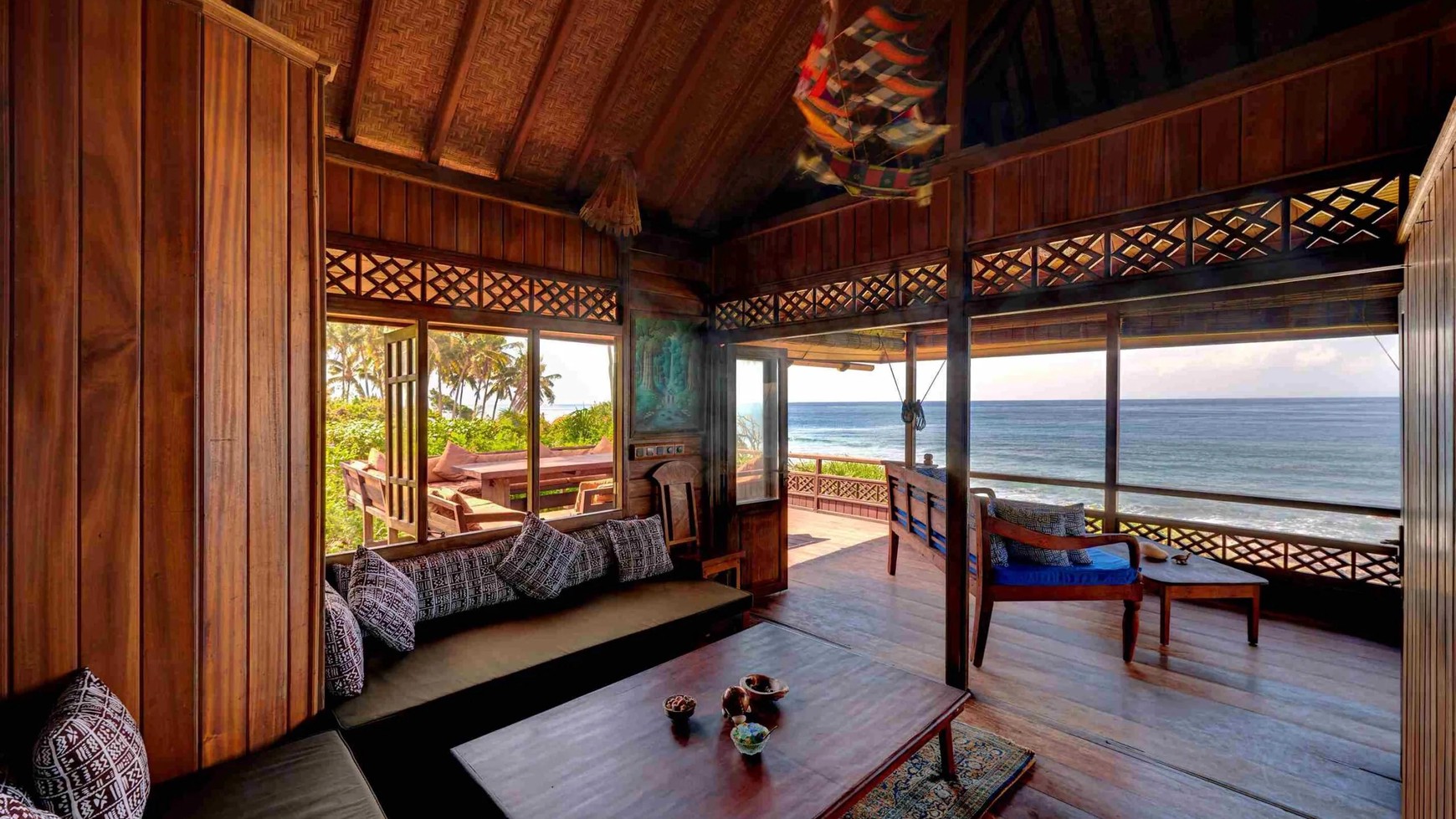 Freehold - Tranquil Oceanfront Retreat: Luxury Living on Pristine Beachfront Property in Karangasem