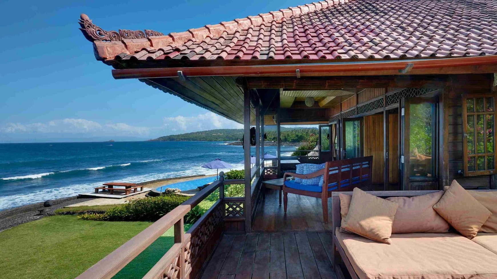 Freehold - Tranquil Oceanfront Retreat: Luxury Living on Pristine Beachfront Property in Karangasem