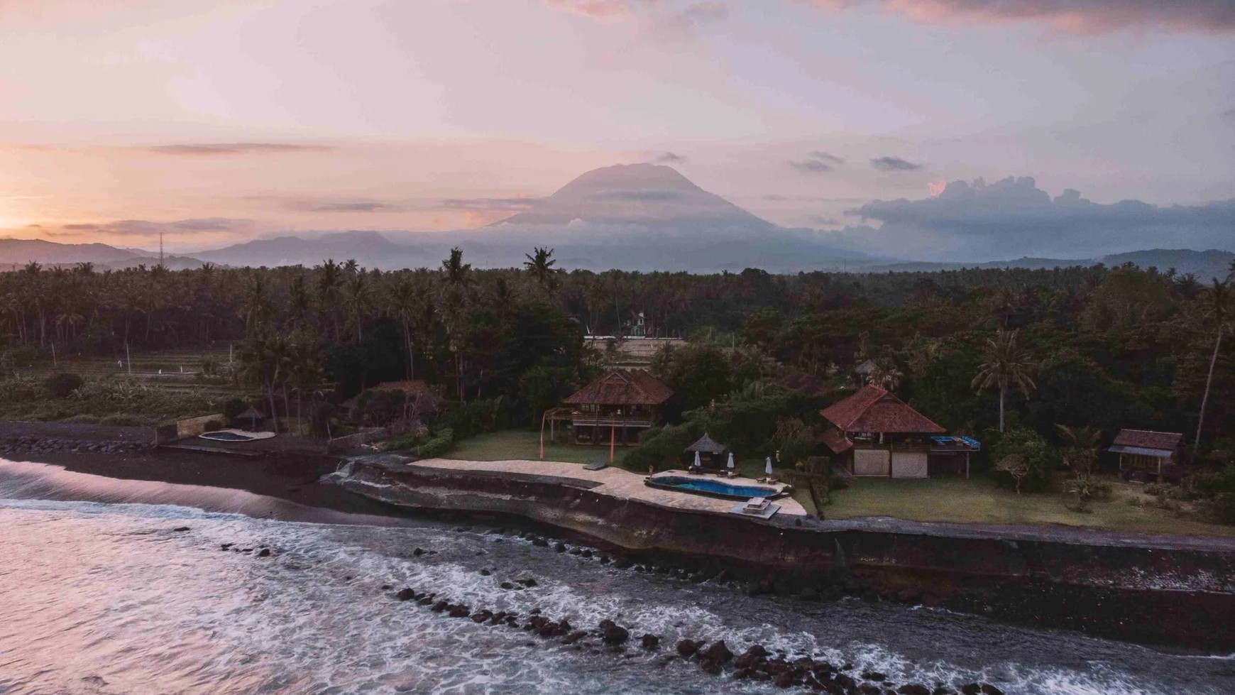 Freehold - Tranquil Oceanfront Retreat: Luxury Living on Pristine Beachfront Property in Karangasem