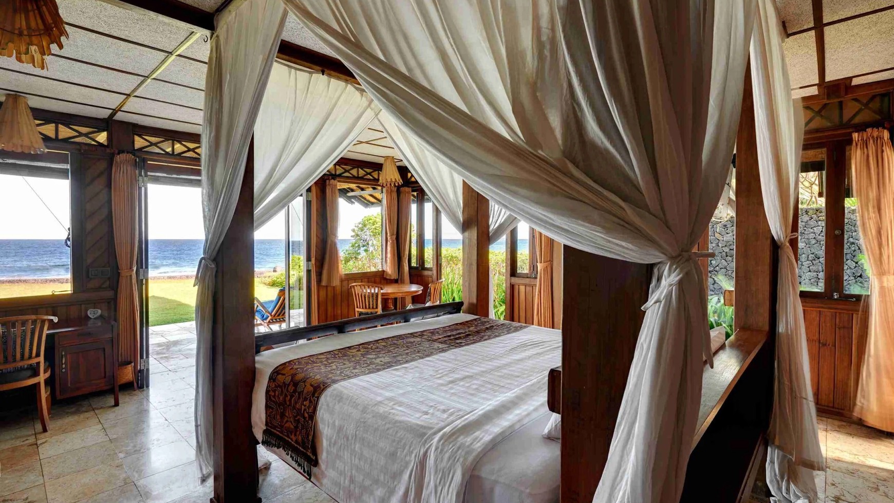 Freehold - Tranquil Oceanfront Retreat: Luxury Living on Pristine Beachfront Property in Karangasem