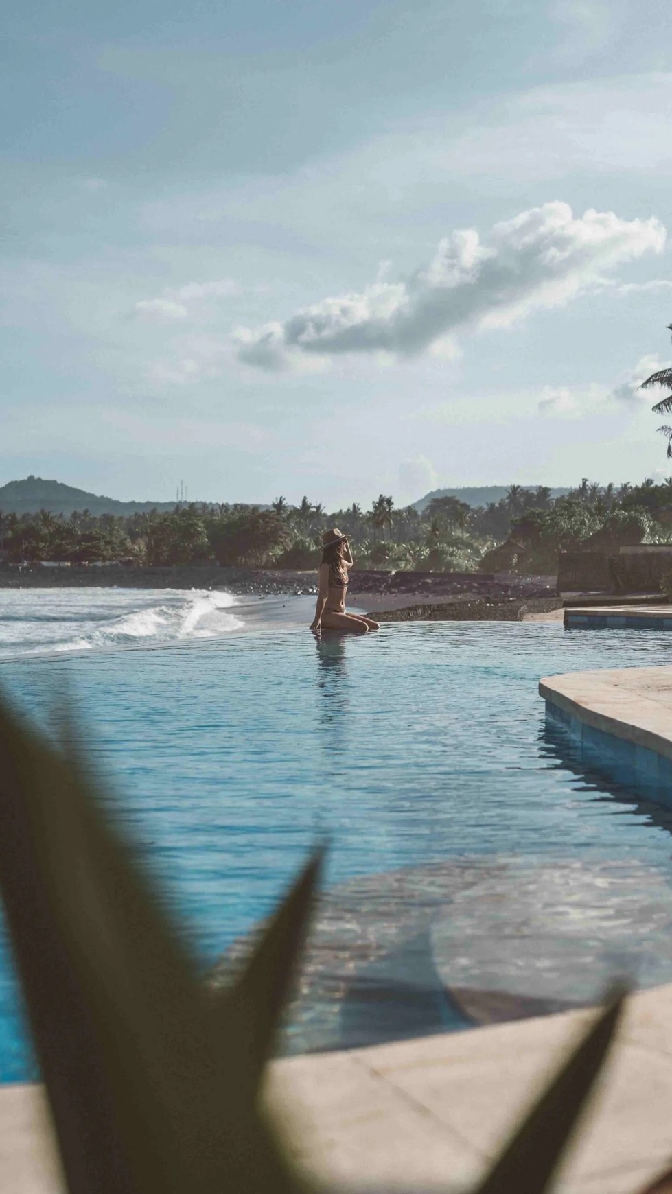 Freehold - Tranquil Oceanfront Retreat: Luxury Living on Pristine Beachfront Property in Karangasem