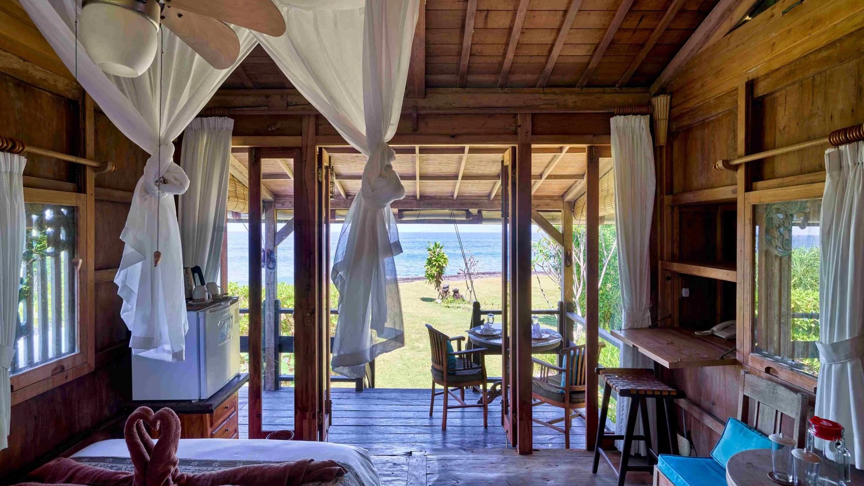 Freehold - Tranquil Oceanfront Retreat: Luxury Living on Pristine Beachfront Property in Karangasem