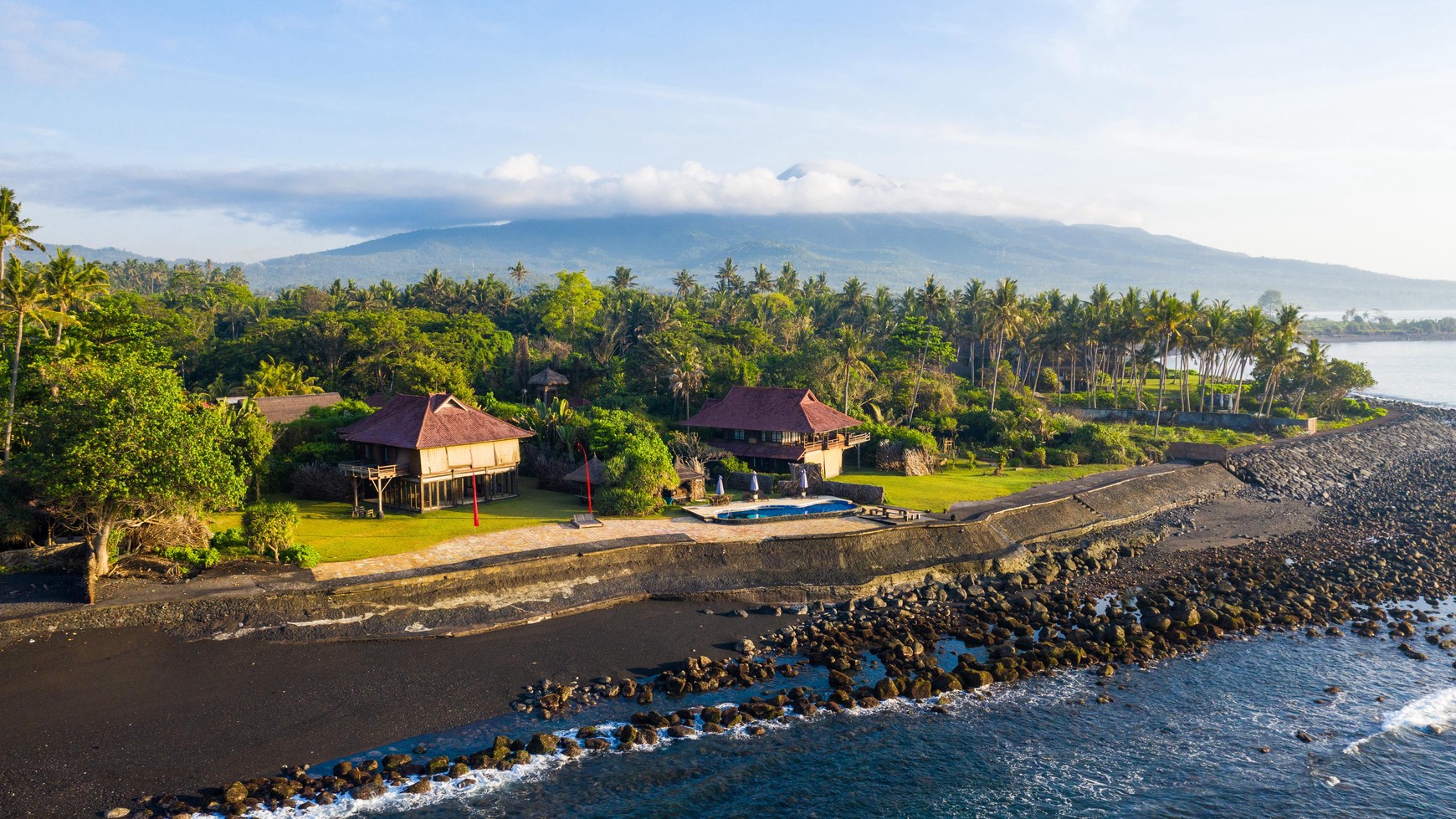 Freehold - Tranquil Oceanfront Retreat: Luxury Living on Pristine Beachfront Property in Karangasem