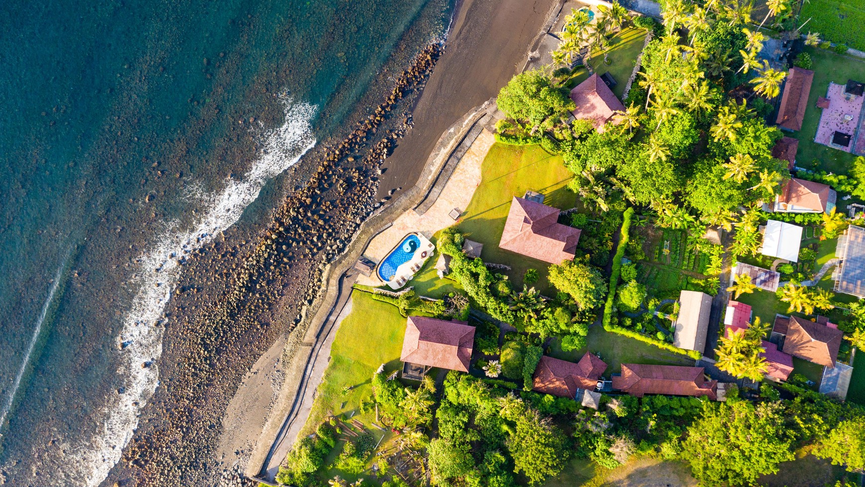 Freehold - Tranquil Oceanfront Retreat: Luxury Living on Pristine Beachfront Property in Karangasem