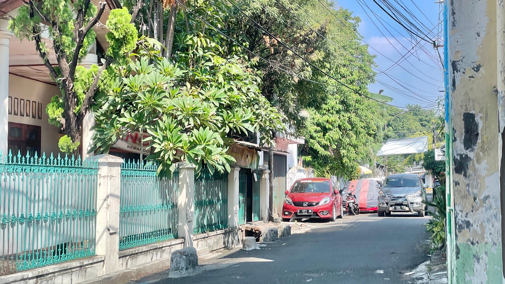 Rumah Tua dekat Pulo Asem 500 meter, harga dibawah pasar.