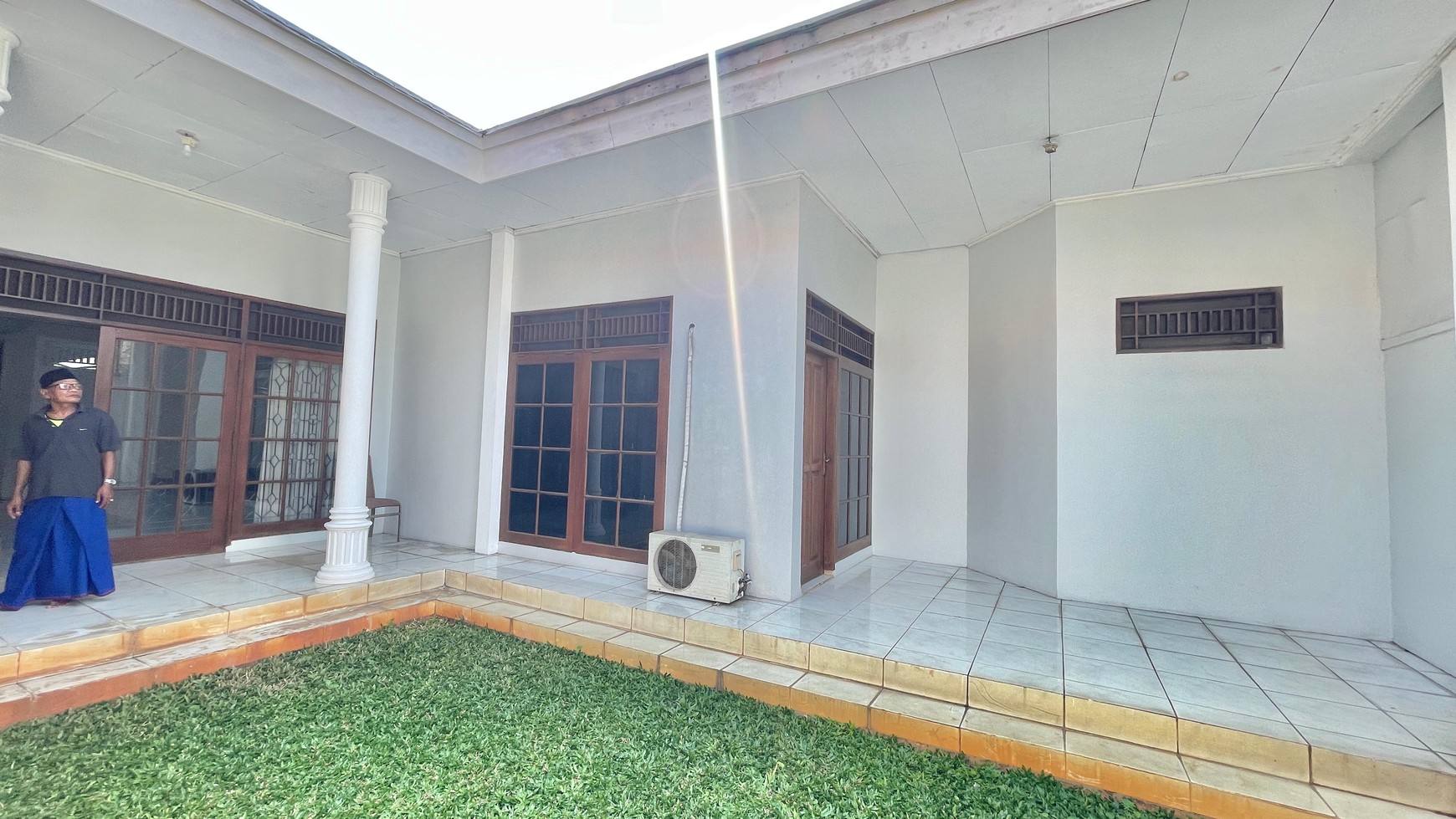 Rumah Tua dekat Pulo Asem 500 meter, harga dibawah pasar.