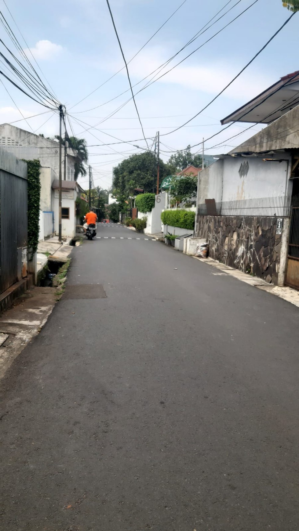 Rumah Mewah Siap Huni dengan Halaman Luas dan Pool @Cilandak