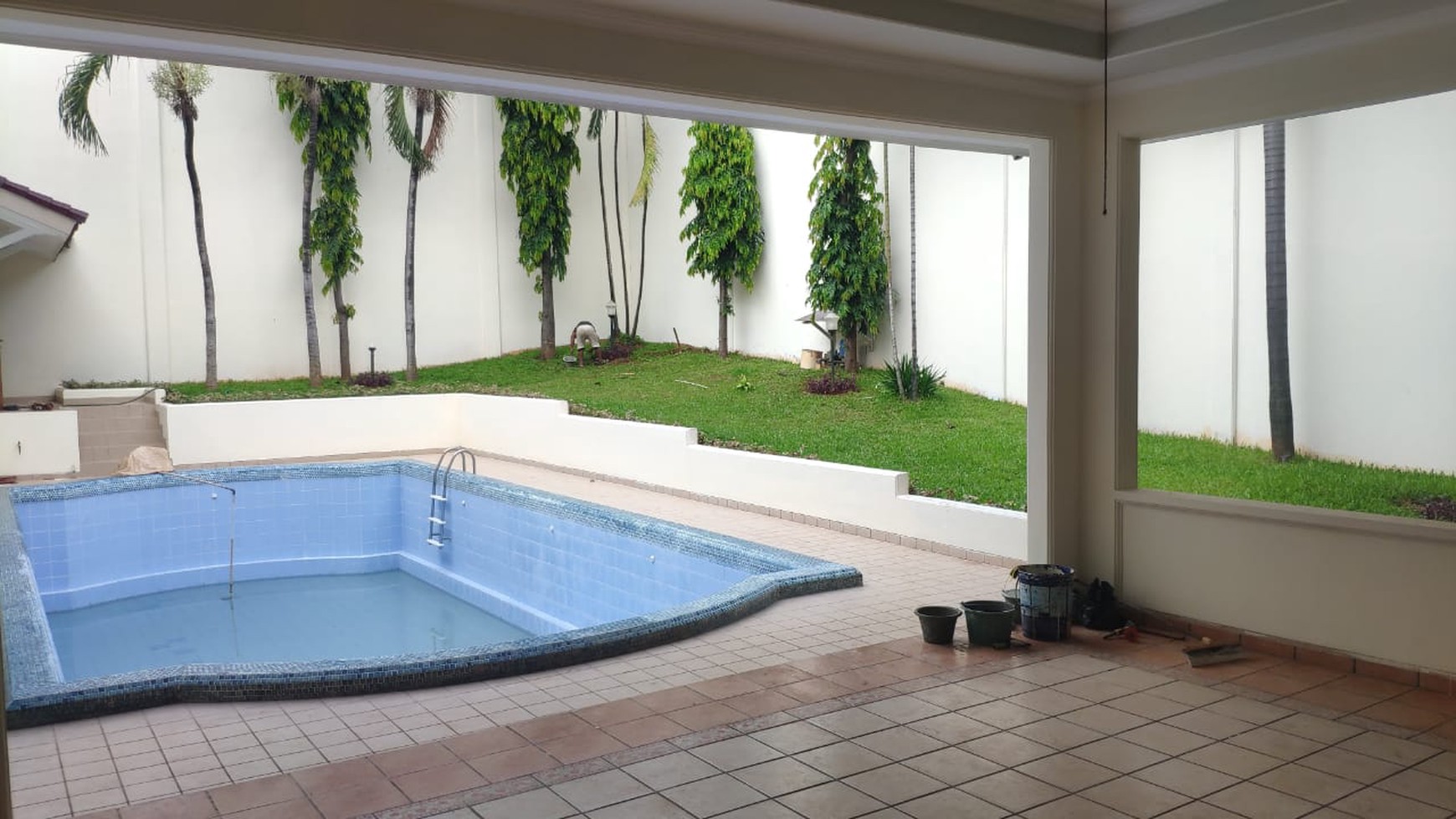 Rumah Mewah Siap Huni dengan Halaman Luas dan Pool @Cilandak