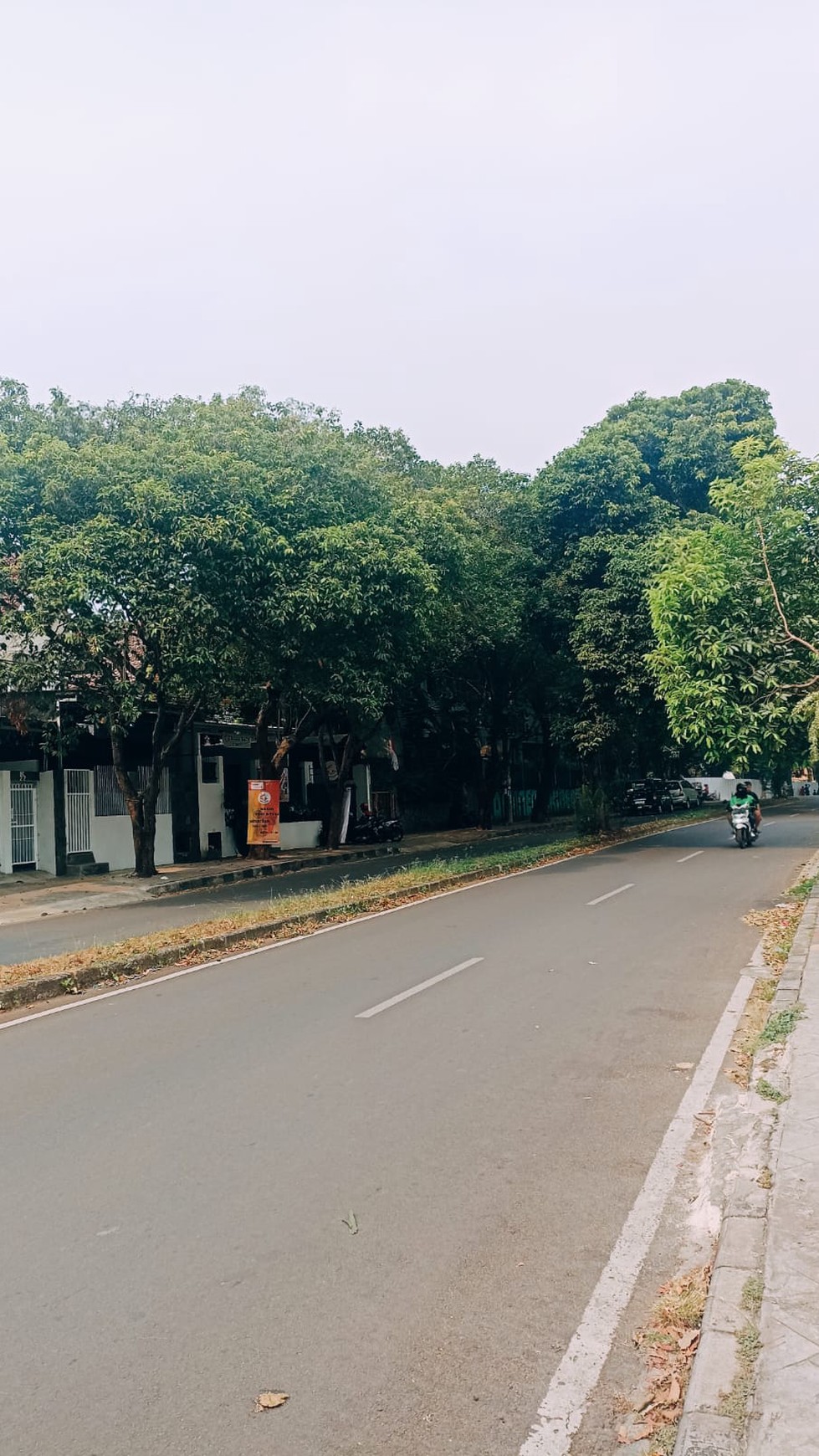 Turun harga rumah renovasi 2 lantai Griya Loka Lokasi Pinggir Jl. Raya