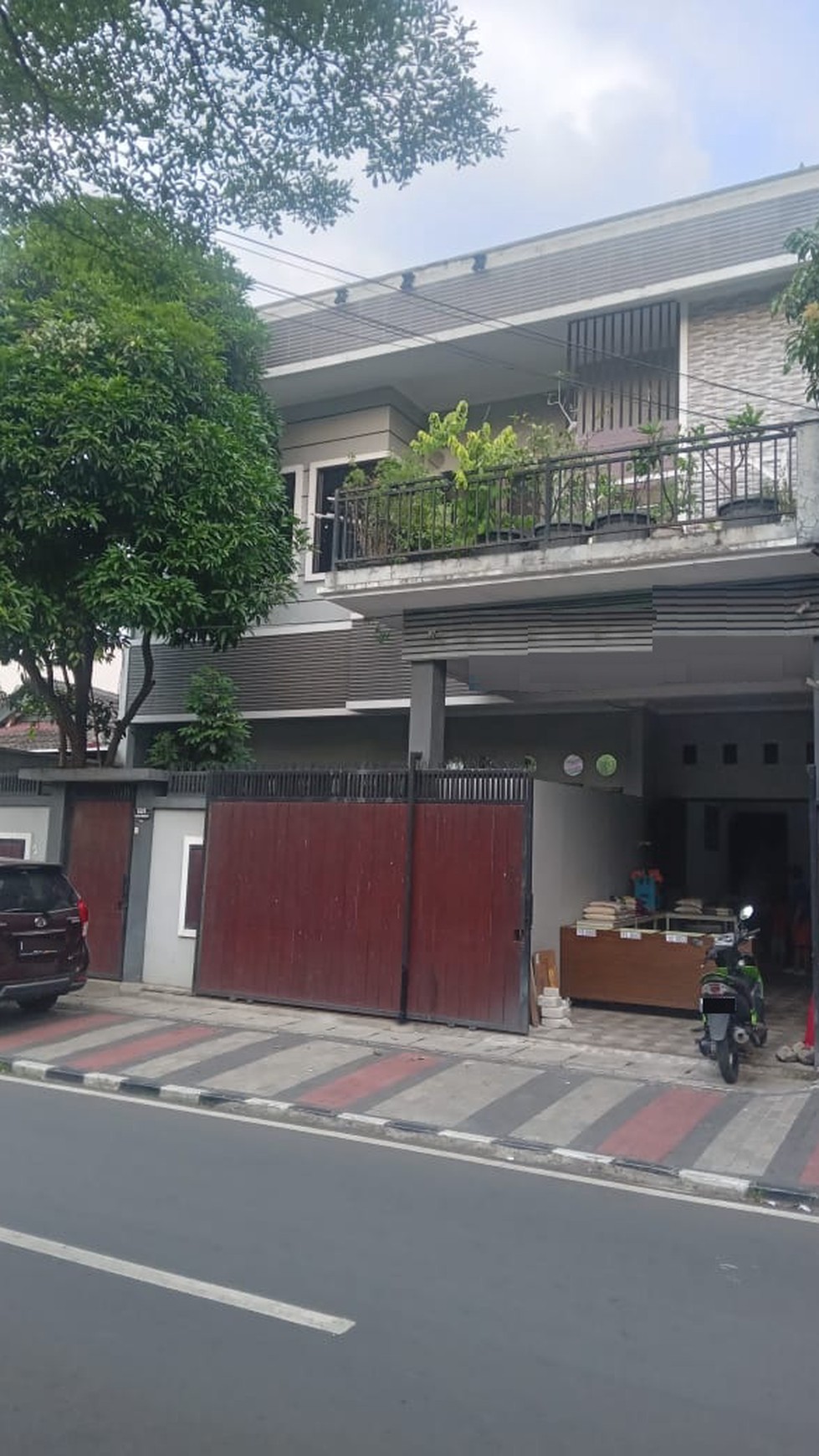 Rumah renovasi 2 lantai Griya Loka raya 